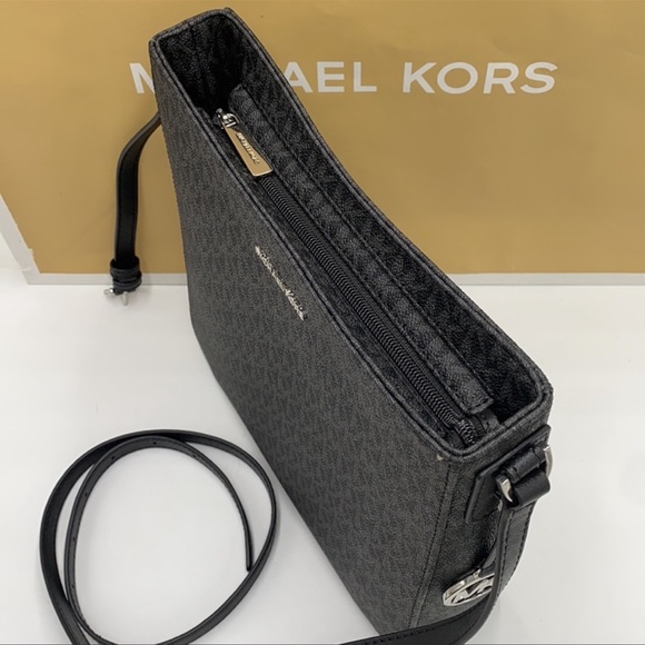 MICHAEL KORS LARGE MESSENGER BLACK SIGNATURE - Picture 3 of 16